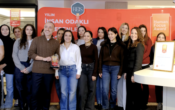Reis Mücevherat ve Kuyumculuk insan odaklı kurum kültürünü Human Focus Award ile taçlandırdı.